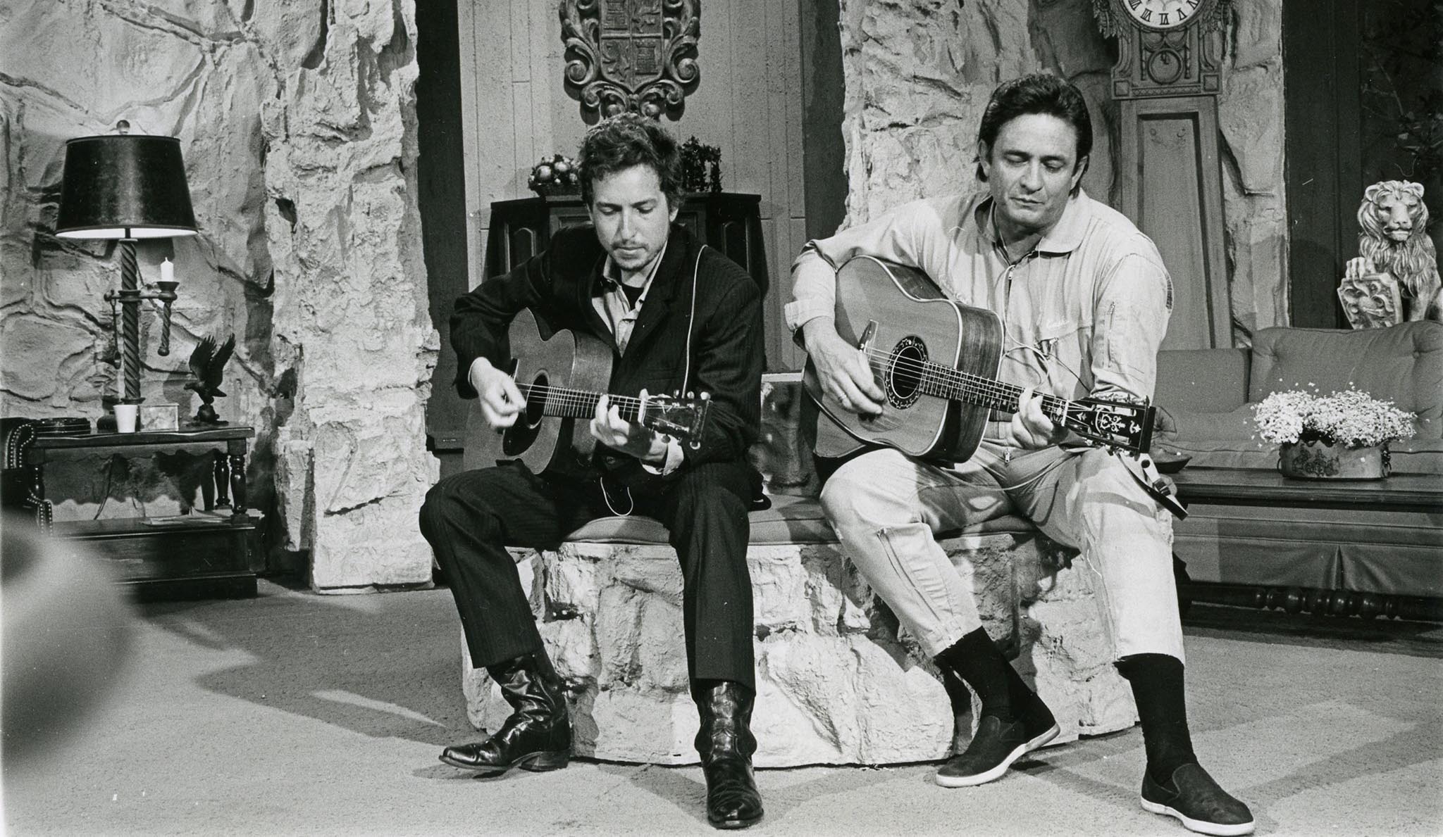 Bob-Dylan-on-The-Johnny-Cash-Show-via-Dylan-FB